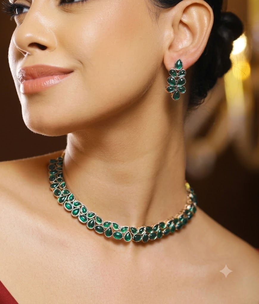 The Royal Emerald Teardrop Kundan Set