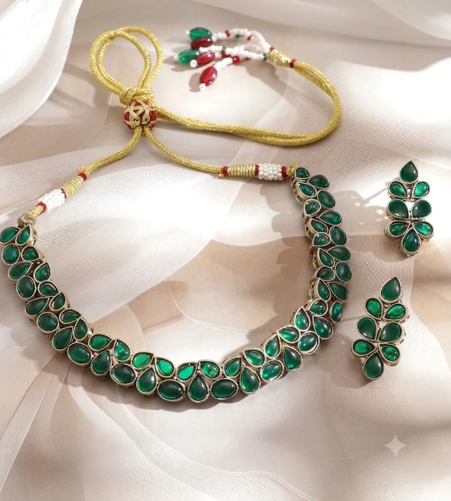 The Royal Emerald Teardrop Kundan Set